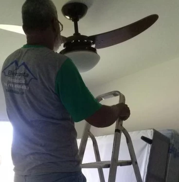 Imagem  ventiladores de teto instalação revisão manutenção consertos reparos para deixar o ambiente com temperatura agradavel