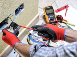 Imagem Tomada Eletrica Manutenção Reparos Consertos troca de voltagem instalação