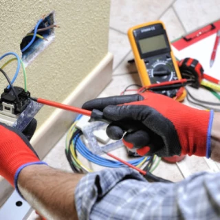 Tomada Eletrica Manutenção Reparos Consertos troca de voltagem instalação